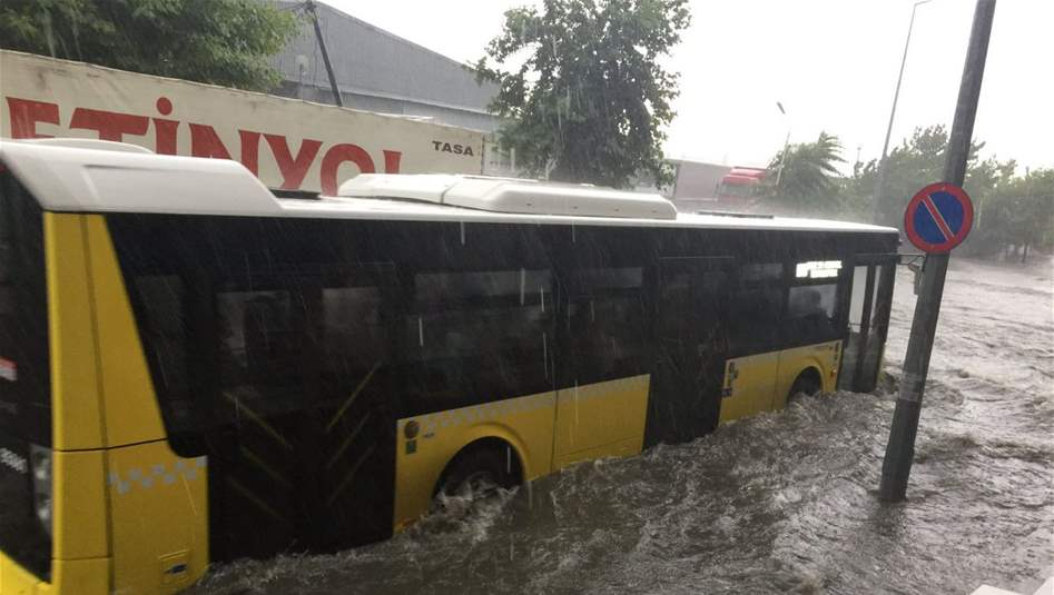 مياه الامطار تحاصر ركاب احدى الحافلات في تركيا (فيديو)