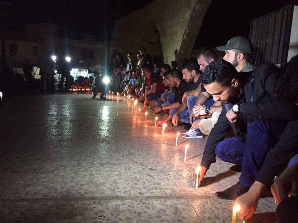 بالصور.. شباب الموصل يوقدون الشموع حدادا على ارواح شهداء سبايكر