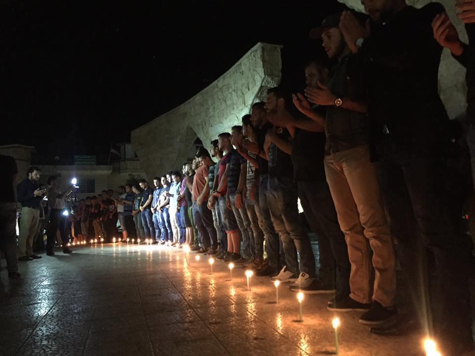 بالصور.. شباب الموصل يوقدون الشموع حدادا على ارواح شهداء سبايكر