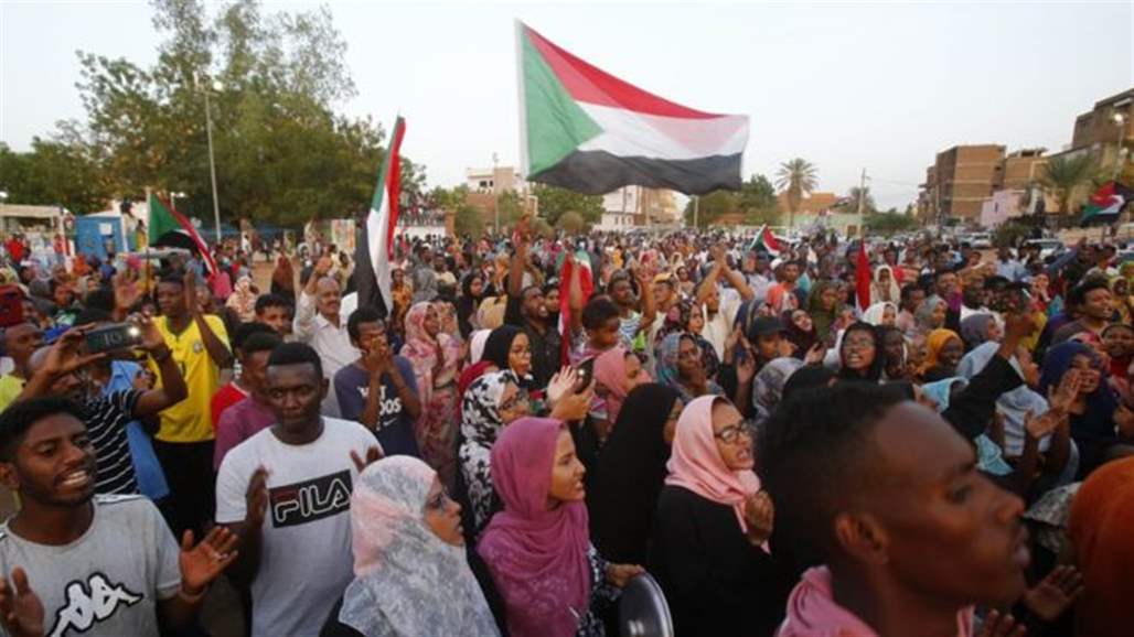 السودان.. المجلس العسكري الانتقالي وقوى الحرية والتغيير يوقعان على الاتفاق السياسي