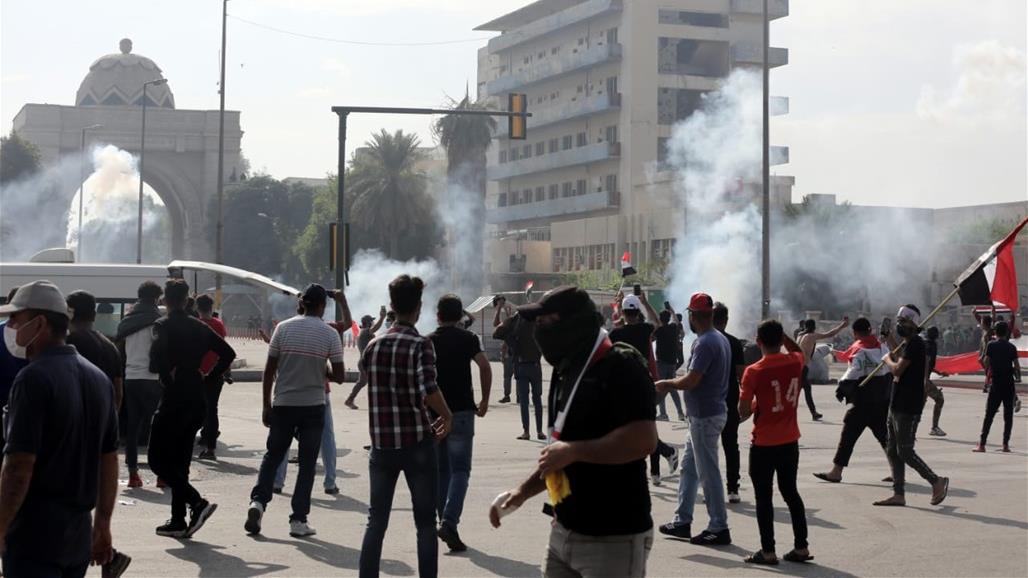 بالصور.. المتظاهرون تحت الامطار والغاز المسيل في التحرير 