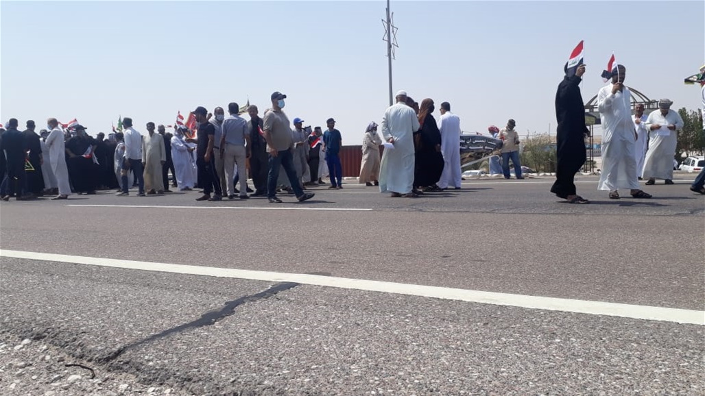 العشرات من "محتجزي رفحاء" يتظاهرون على الطريق الدولي شمال البصرة