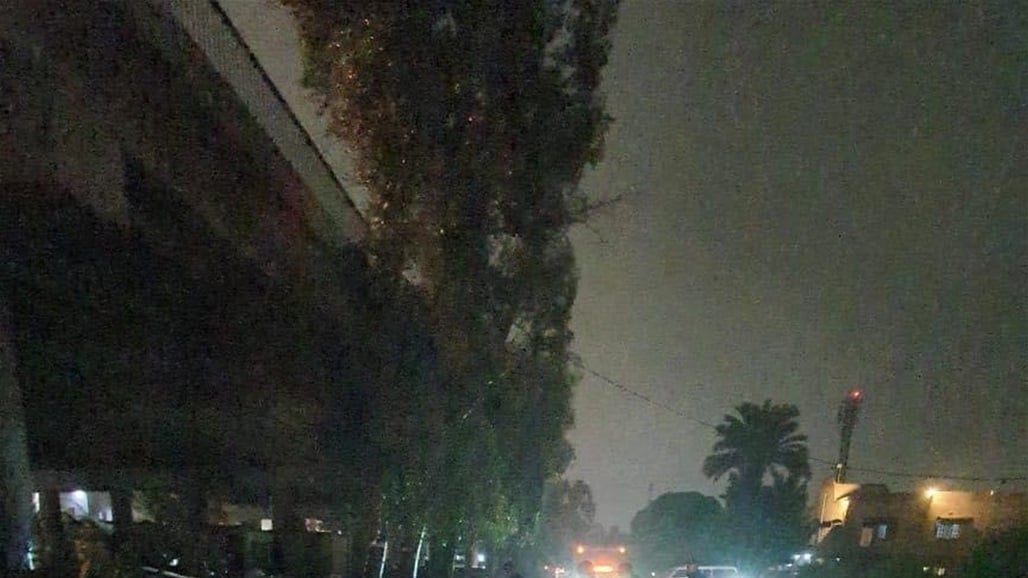 في بغداد.. سقوط شجرة على نقطة تفتيش (صور)