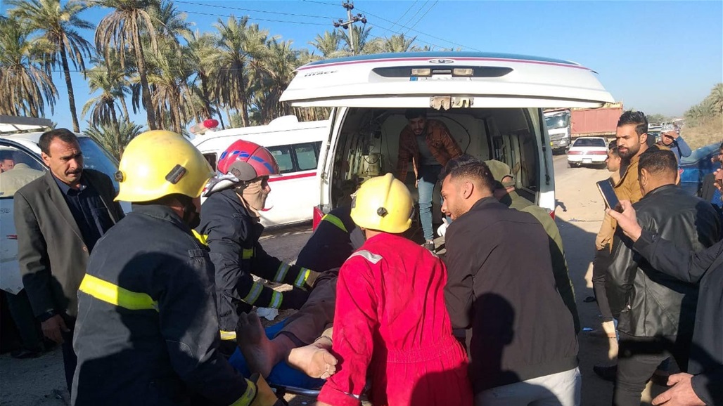 انقاذ شخصين من عجلة محطمة إثر حادث اصطدام في الديوانية (صور)