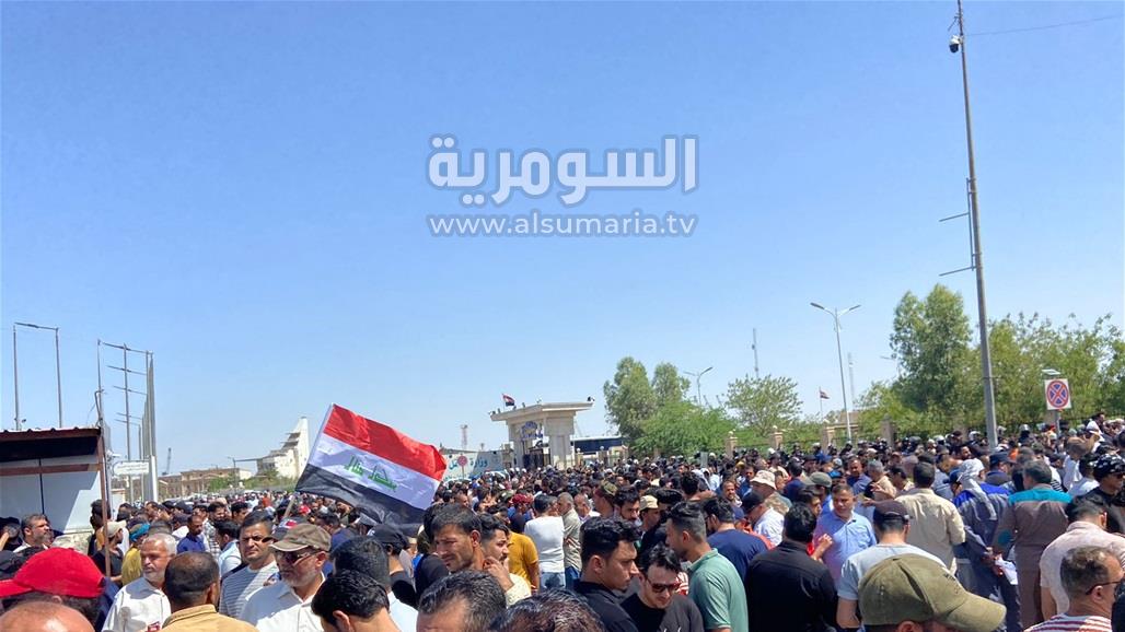 تظاهرات للموظفين وسط البصرة للمطالبة بتعديل سلم الرواتب (صور)