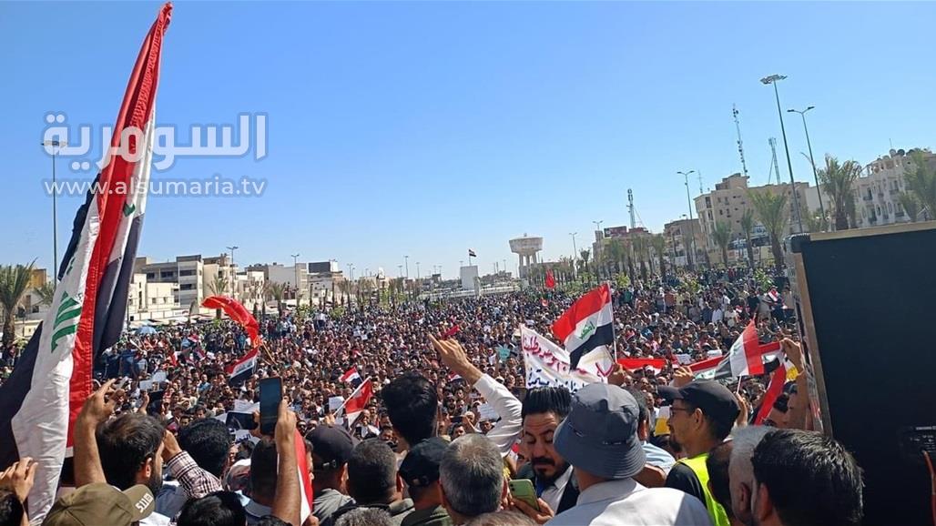 موظفون يتظاهرون وسط بغداد للمطالبة بتعديل سلم الرواتب