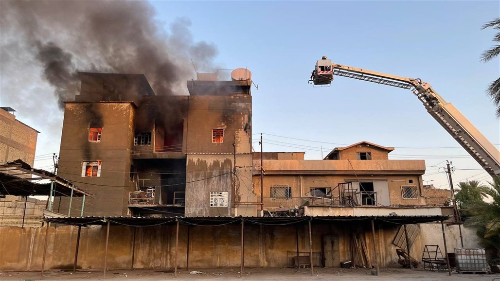 اخماد حريق بمخزن للأدوات الاحتياطية في بغداد (صور)