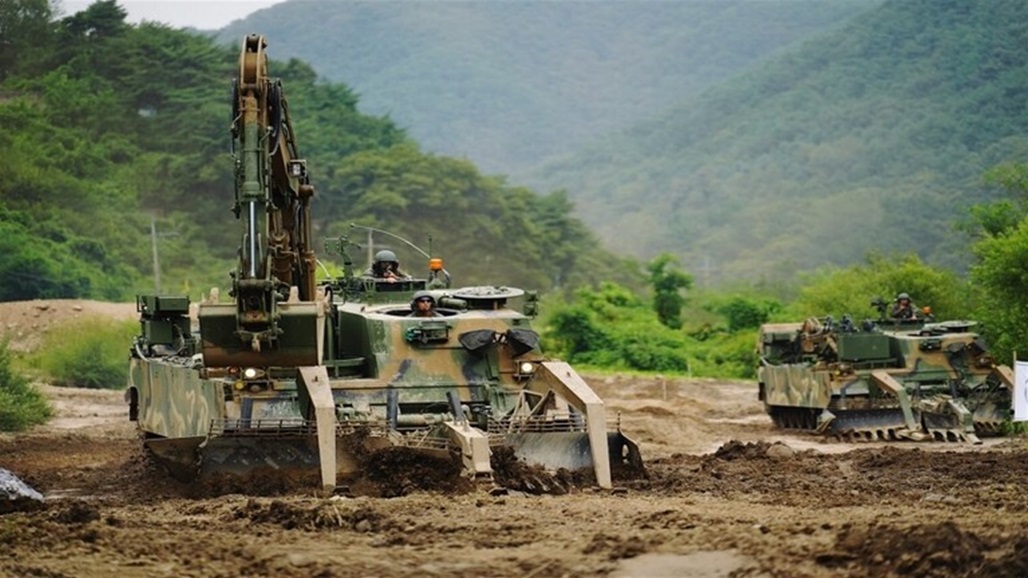 كوريا الجنوبية تسلم أوكرانيا دفعة أولى من الدبابات الهندسية 