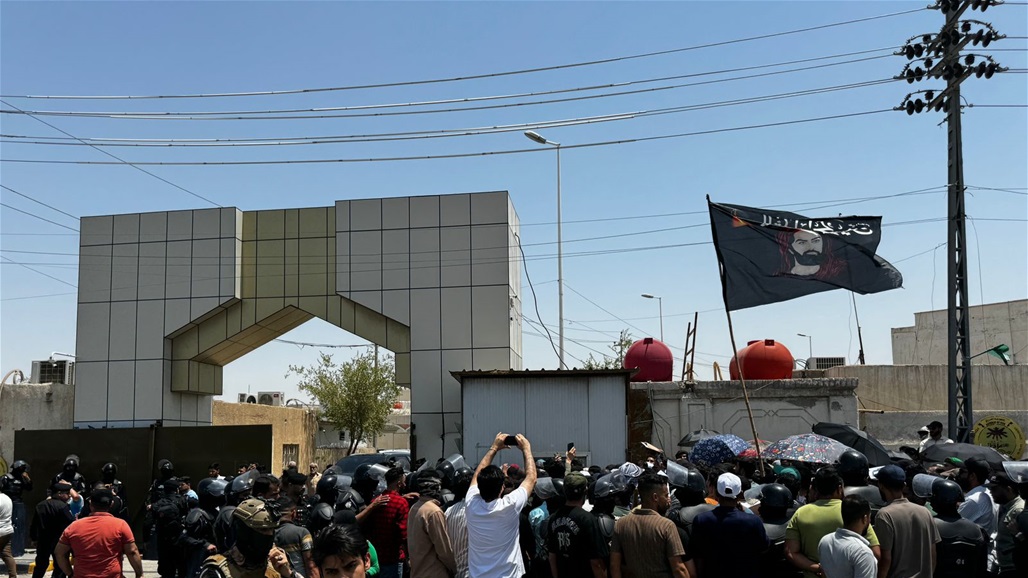 العشرات من &quot;ملحق عقود المحاضرين&quot; ينظمون وقفة احتجاجية في البصرة