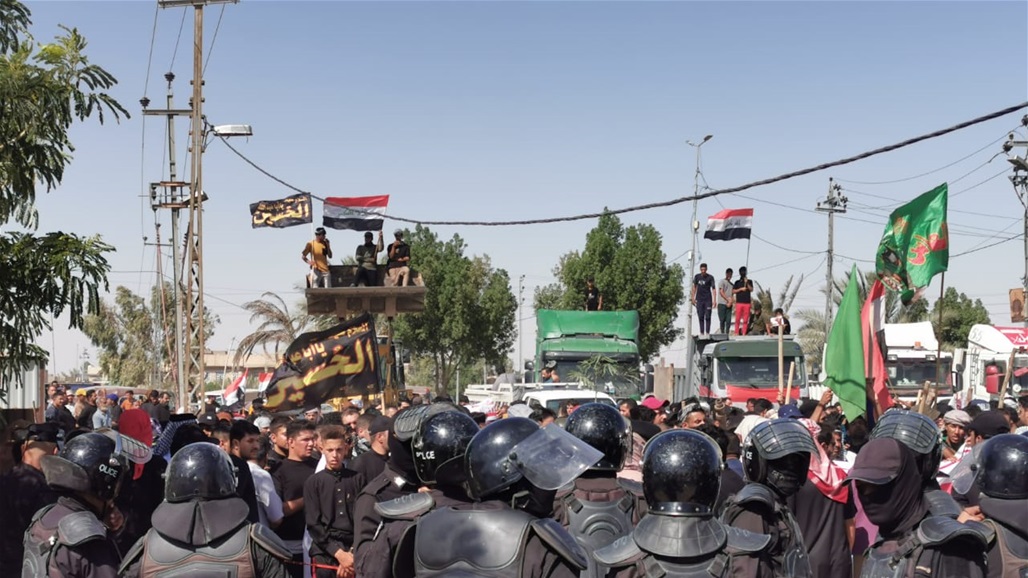 بالتزامن مع زيارة عاشوراء.. قطع طريق نجف كربلاء احتجاجا على &quot;محسوبية توزيع الكهرباء&quot;