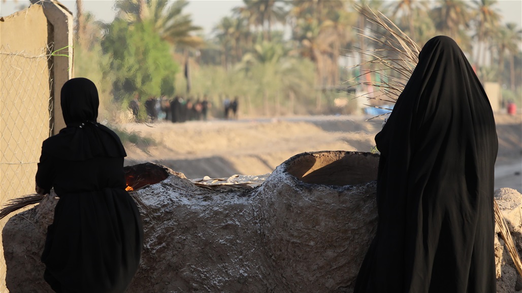 إلى الزائرين.. تنور طين مشتعل من طلوع الشمس الى آخر الليل ينتظركم في القاسم (صور)