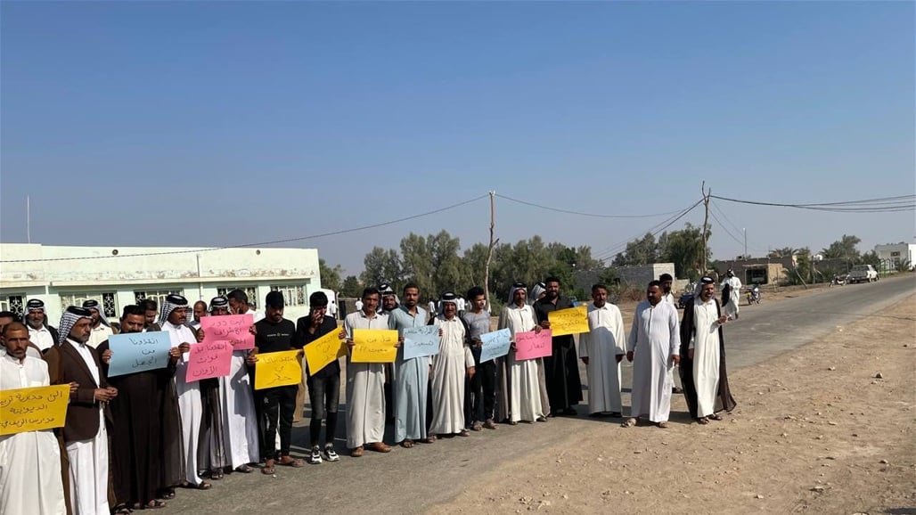 أولياء أمور يتظاهرون في الديوانية احتجاجا على قلة المدرسين في مدرستين