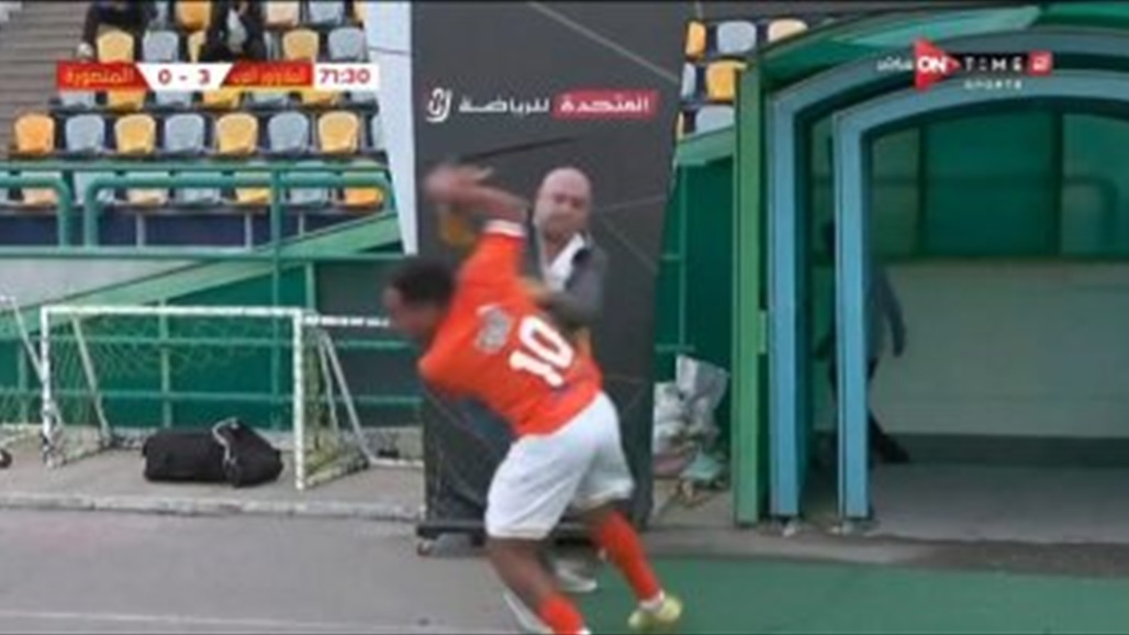 لاعب مصري يعتدي على مدربه أثناء المباراة ويثير تفاعلا واسعا (فيديو)