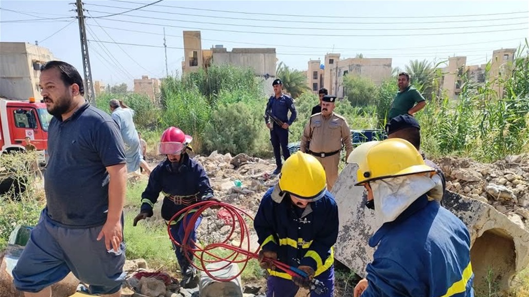 الدفاع المدني ينقذ عاملا انهار عليه سقف منزل في الرمادي (صور)