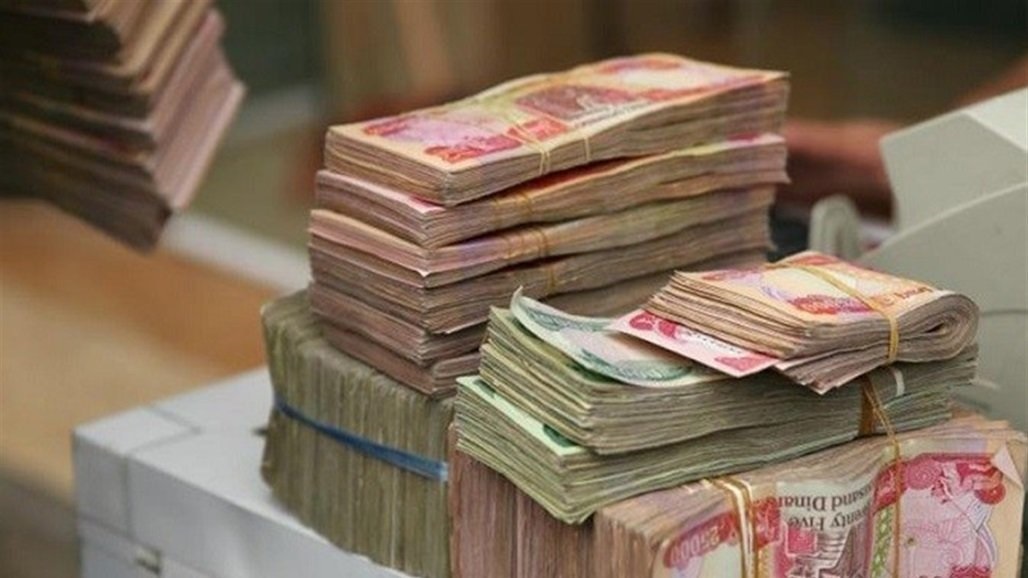 اقتصادي عن رواتب العراقيين: ارتفعت 50% خلال 5 سنوات.. وتشكل 40% من نفقات الحكومة