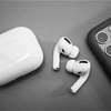 يفوق الخيال.. أبل تخطط لإضافة الترجمة الفورية في سماعات "AirPods"