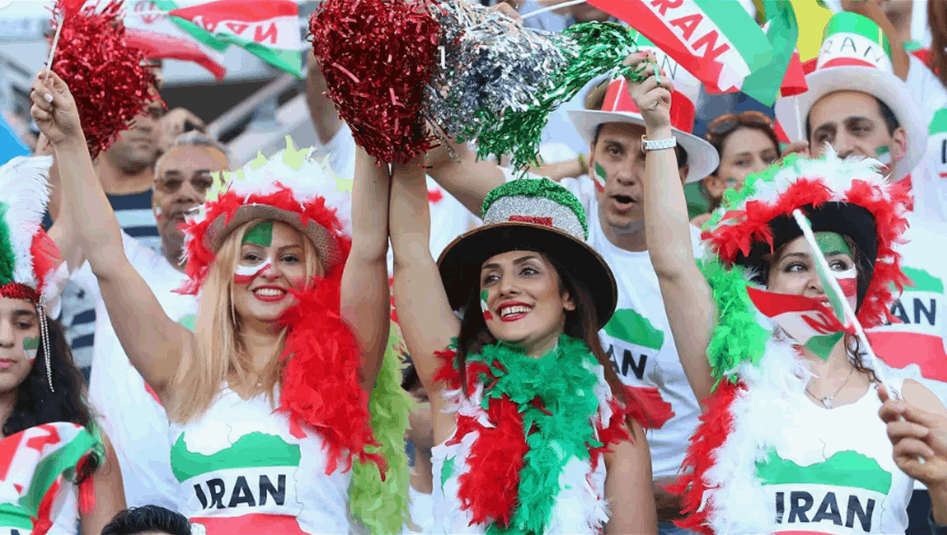 بعد حادثة &quot;احتضان&quot; حارس المرمى.. منع حضور المشجعات بالملاعب الايرانية