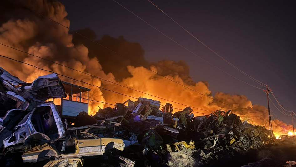 اندلاع حريق داخل ساحة لتسقيط السيارات جنوبي بغداد (صور)