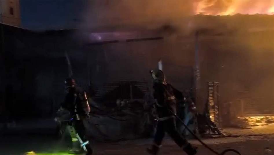 الدفاع المدني يسيطر على حريق سوق حي العامل ويباشر بـ"عمليات تبريد"