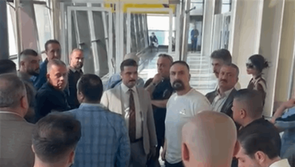 مسافرون قادمون من اربيل يتفاجأون باغلاق بوابات الاستقبال بمطار بغداد (فيديو)