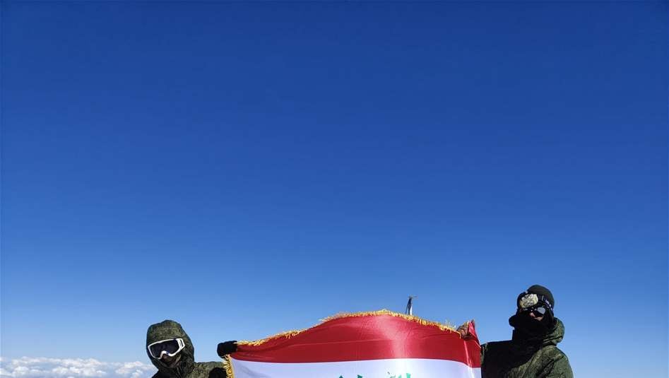 جنود عراقيون يتسلقون عاشر أعلى قمة جبلية في العالم (صور)