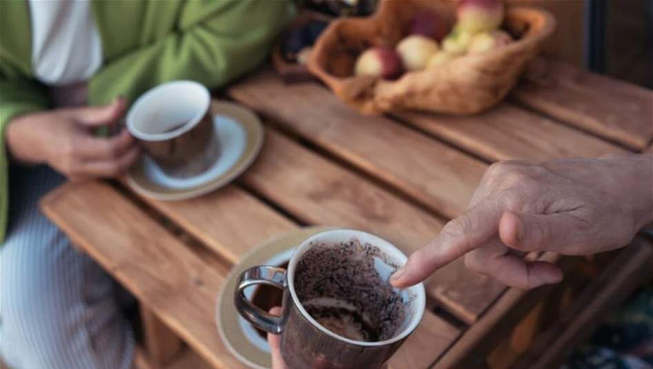 امرأة تطلب من الذكاء الاصطناعي قراءة فنجانها ويدفعها لطلب الطلاق.. ماذا اخبرها؟