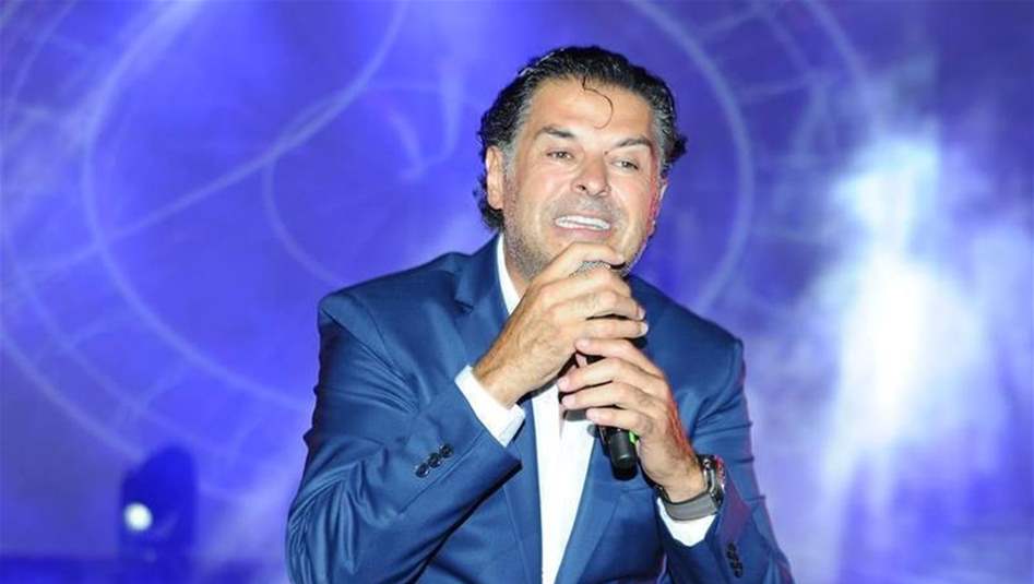 راغب علامة ينسى كلمات أغنيته على المسرح.. وردّ فعله كان عفويًا (فيديو)