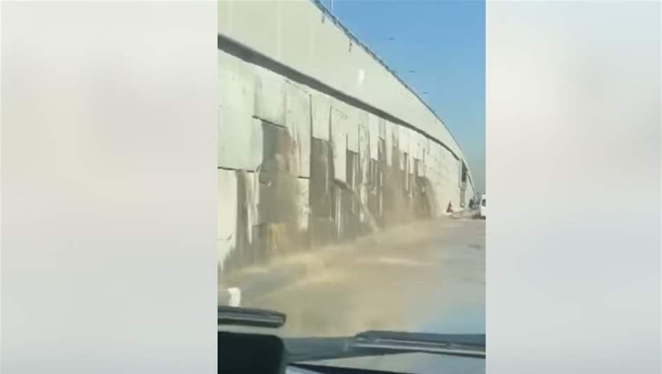 شلال وسط بغداد.. مجسر الزعفرانية "ينزف" ماءً من كل مكان!