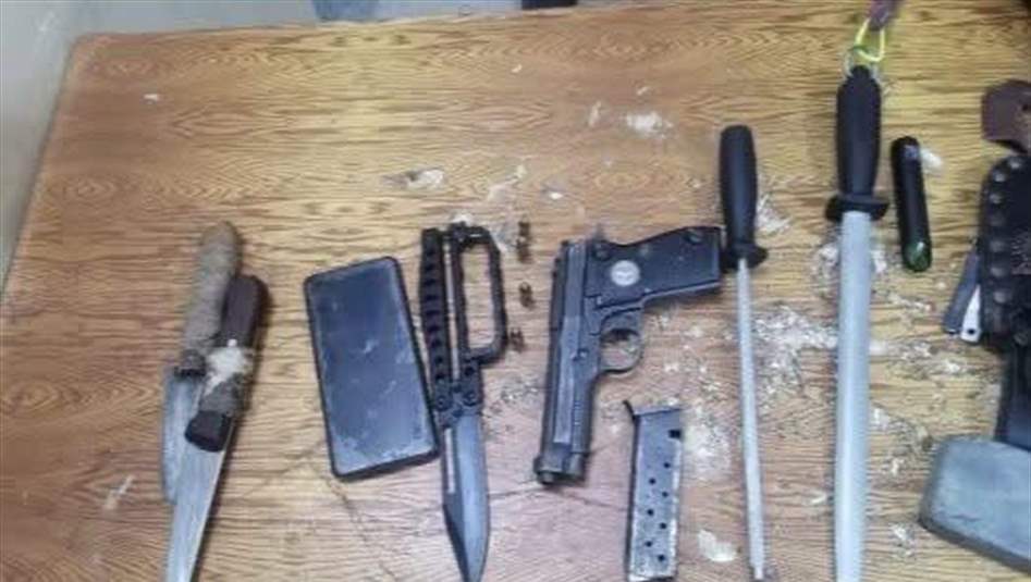 الديوانية.. القبض على 3 أشخاص بحوزتهم سلاح ناري وآلات جارحة