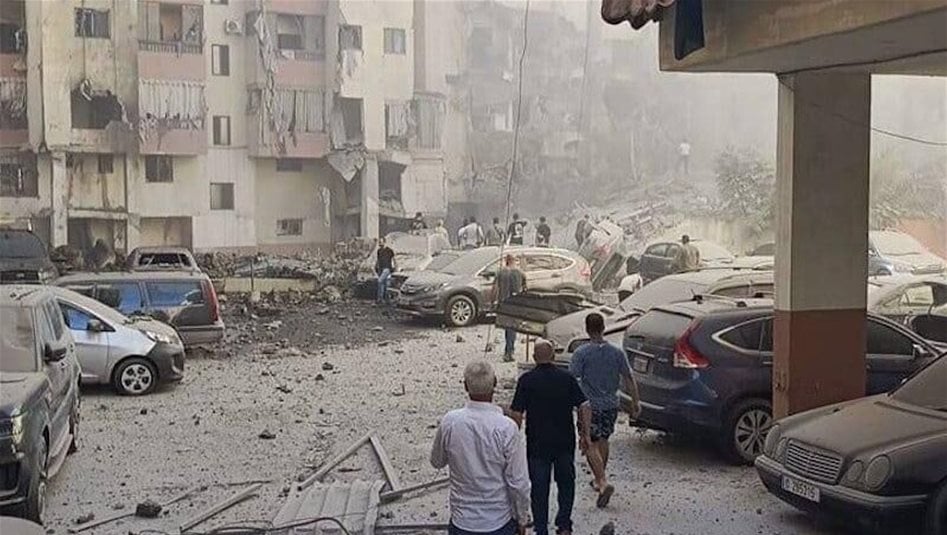 شاهد بالفيديو.. لحظة انهيار مبنى في بيروت