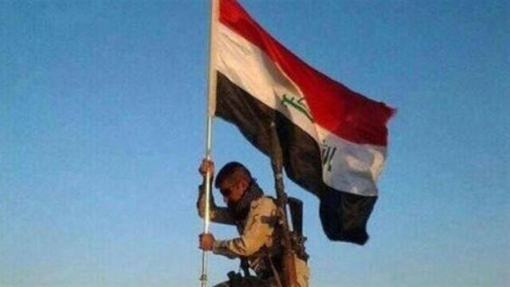 مكتب العبادي يعلن رفع العلم العراقي فوق الجسر الكونكريتي الرابط مع عامرية الفلوجة
