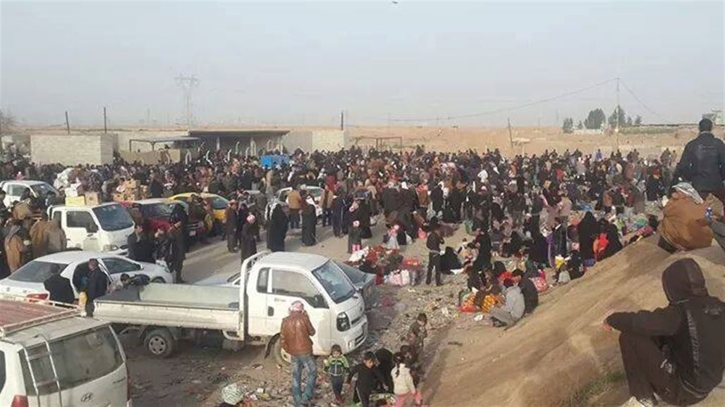 مسلحو "داعش" يمنعون ألاف العوائل من النزوح الى كركوك بالقوة ويصيبون العشرات