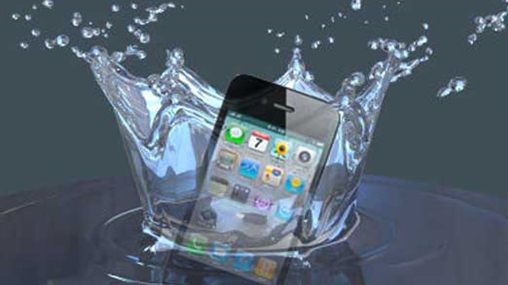 ثلاث خطوت لانقاذ هاتفك بعد سقوطه في الماء!