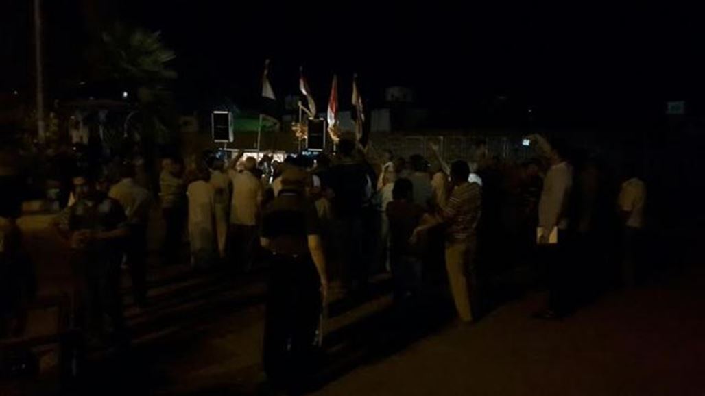 العشرات يتظاهرون في بابل وينتقدون اغلاق مقار تابعة لأحزاب