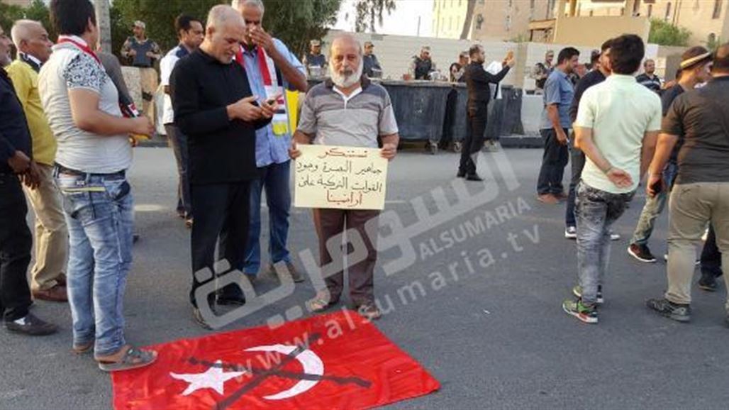 متظاهرون بالبصرة يلقون العلم التركي أرضاً احتجاجاً على تواجد القوات التركية بنينوى