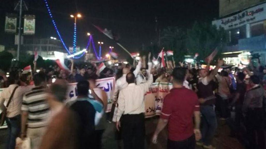 العشرات يتظاهرون وسط كربلاء ويطالبون بإقالة وزير الكهرباء