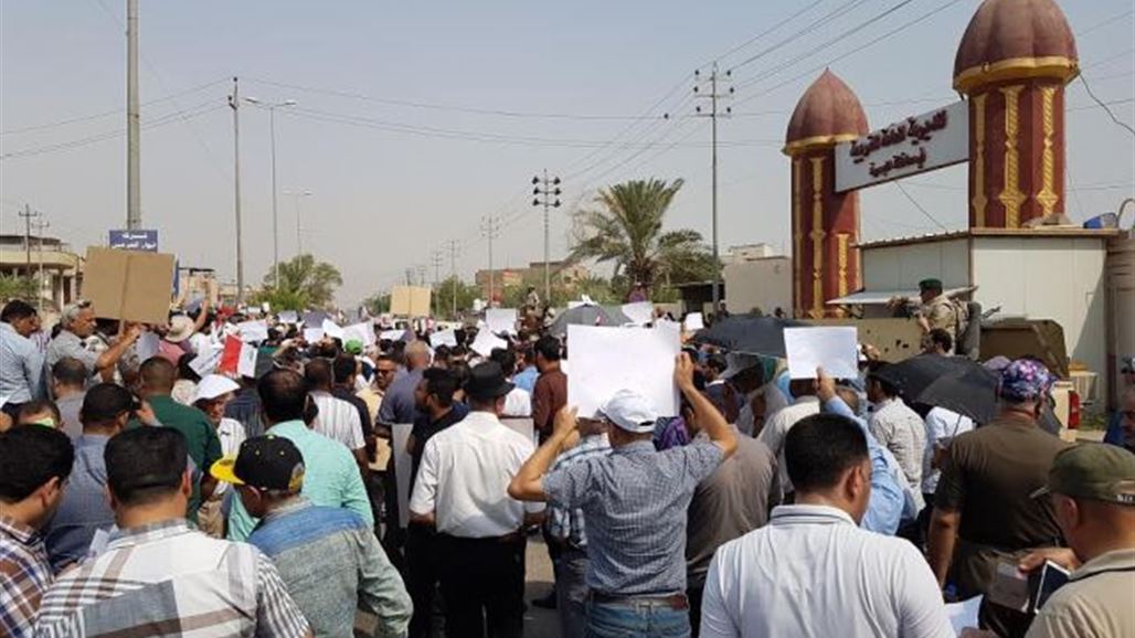 مئات المعلمين يتظاهرون في البصرة احتجاجاً على تأخير صرف رواتبهم