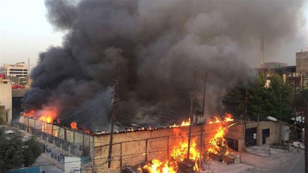 فرق الدفاع المدني تحاول اخماد حريق وسط بغداد