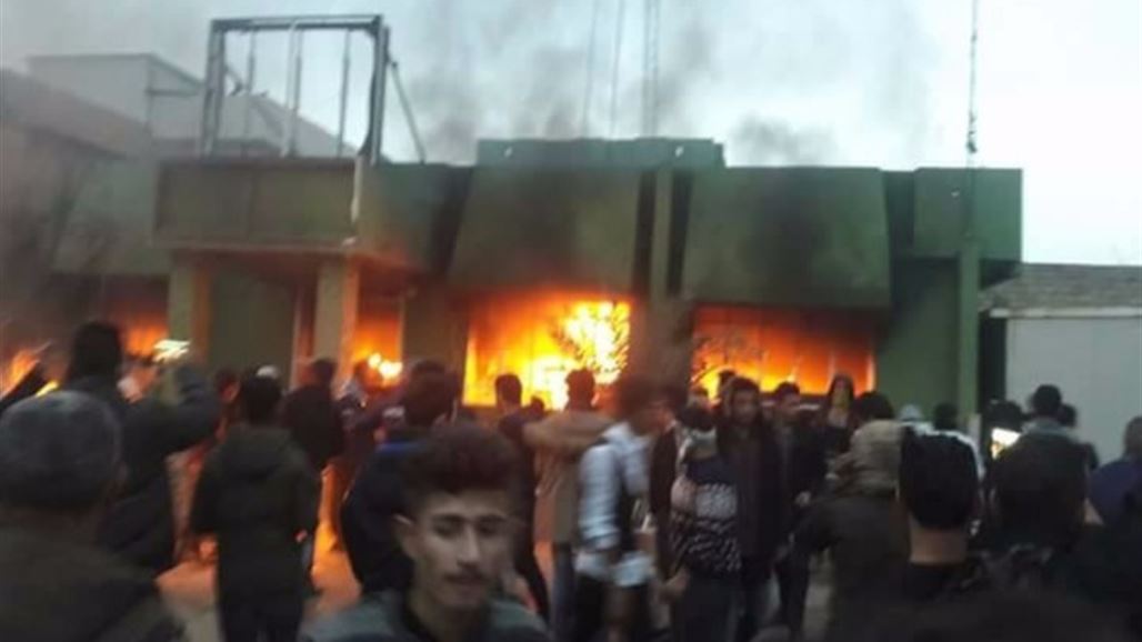 متظاهرون يحرقون مقرات جميع الاحزاب في قضاء قلعة دزة بالسليمانية