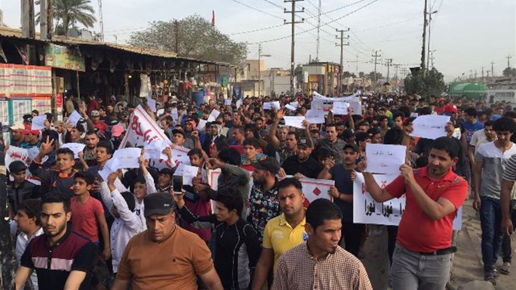 المئات يتظاهرون في جسر ديالى بسبب "سوء الخدمات"