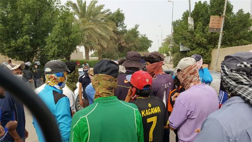 عمال بلدية يتظاهرون أمام مبنى محافظة ذي قار للمطالبة بصرف رواتبهم المتأخرة