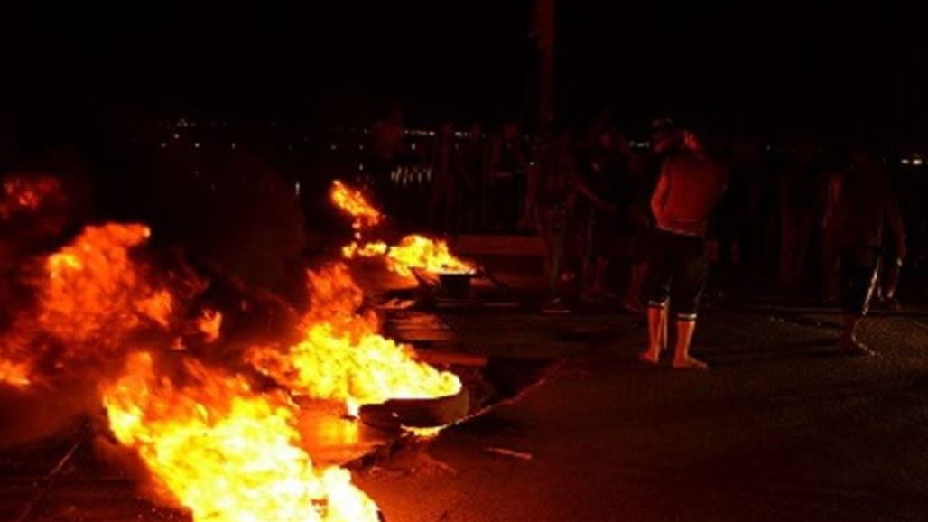 متظاهرون يحرقون الاطارات امام القصور الرئاسية في البصرة