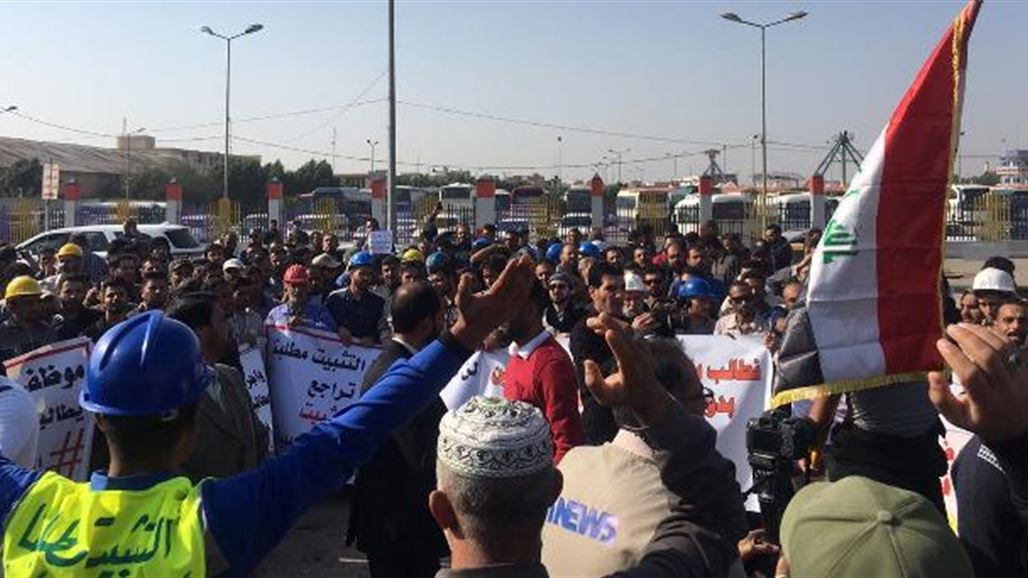العشرات من العاملين في الكهرباء يتظاهرون في البصرة للمطالبة بتثبيتهم