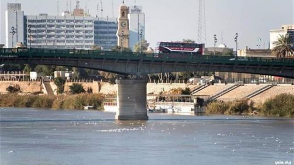 بالصورة.. انقاذ شخص حاول الانتحار  من جسر الشهداء وسط بغداد